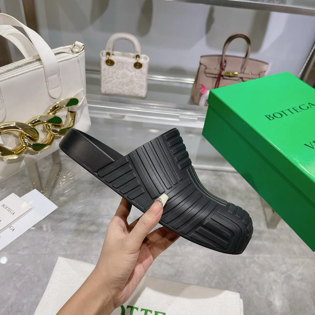 Factory price: 300💰🍀𝐁𝐨𝐭𝐭𝐞𝐠𝐚 𝐕𝐞𝐧𝐞𝐭𝐚 Bottega Veneta BV new men's woven surface ultra-light rubber garden shoes It looks good and is easy to wear. It is perfect with straight wide-leg pants, okay? It can also be worn in the summer, and it has characteristics for daily use, which is very BV~ The thickened toe box is slightly tilted like a derby, which is easy to match. The inner forefoot has texture that matches the sole of the foot. It is not made of rain boots with fleshy materials, which is more comfortable. M𝐁𝐨𝐭𝐭𝐞𝐠𝐚 𝐕𝐞𝐧𝐞𝐭𝐚 Bottega Veneta's new men's woven top ultra-light rubber garden shoes are good-looking and easy to wear. They are perfect with straight wide-leg pants, okay? 🐸It can also be worn in summer, and it has characteristics for daily life, which is very BV~ The thickened toe cap is slightly tilted like a derby, which is a good match. The inner forefoot has a pattern that matches the sole of the foot. It is not made of rain boots made of fleshy material, which is more comfortable. SIZE: 35-46 (45 and 46 are custom-made and cannot be returned or exchanged)